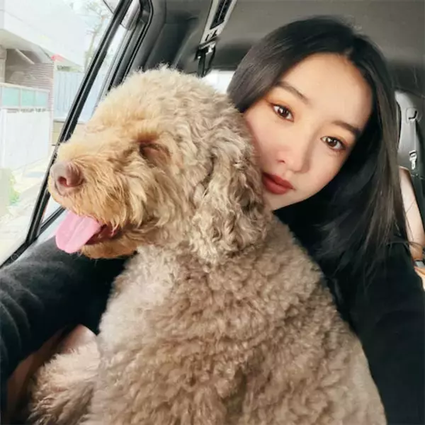 「Moments of spring」Koki,　もふもふ愛犬との可憐なツーショット公開