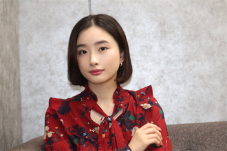 安倍乙「感情を見せない役は本当に難しかった」謎の“藤色の封筒”に挑んだ25歳の転機