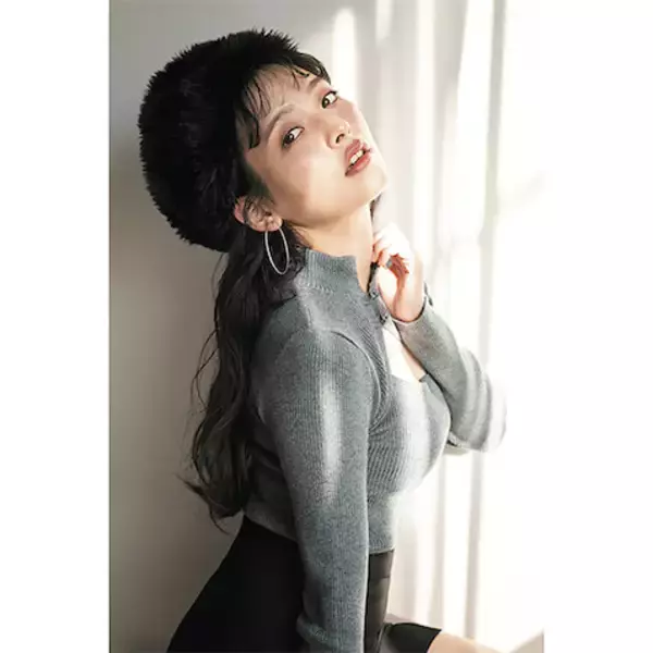 上坂すみれの2nd写真集が重版決定、さまざまな衣装の「健康にいい」カット公開【写真12点】