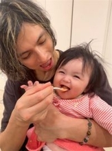 川崎希、次女・グーちゃん‟初バナナ”に大喜び「かなり気に入ってて笑顔」