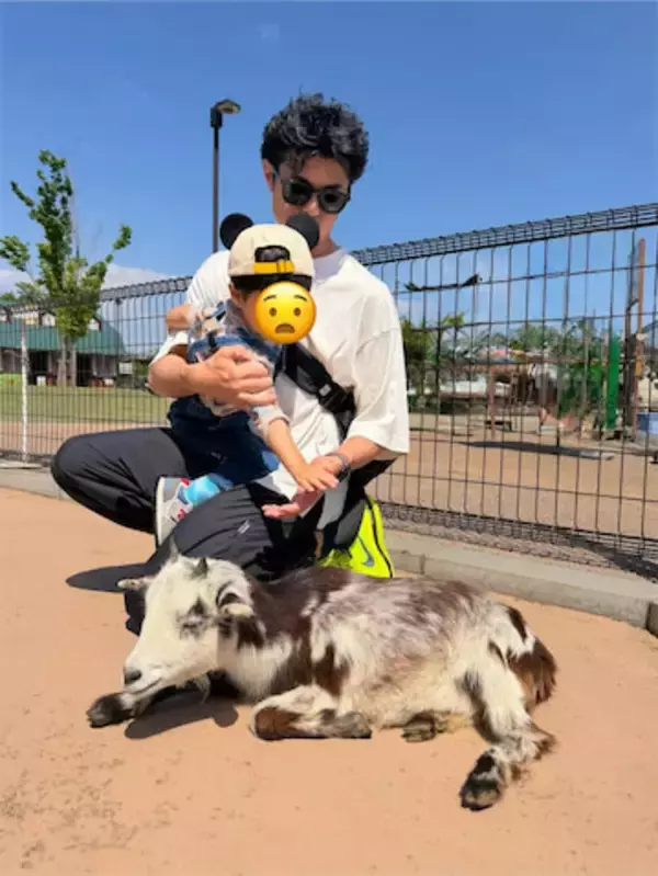 小島よしお、息子のドキドキ"初めてのヤギ体験"公開 「いいパパしてるねー」「成長が楽しみ」