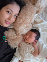 第3子出産の本仮屋リイナ、"すやすや"愛娘と寝転びショット「ごろんってすると、笑いかけてくれる」