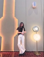Koki, 黒Tシャツ×白パンツの洗練スタイル披露　脚の長さが際立つ最新ショット