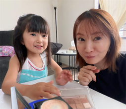 鈴木亜美「目元がそっくり」、3歳次女との"メイク中"母娘ショット公開「ママと同じくらい可愛い」