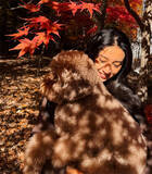 「Koki,「ルンちゃんとの幸せ時間」、愛犬と紅葉バックにリラックス笑顔」の画像1