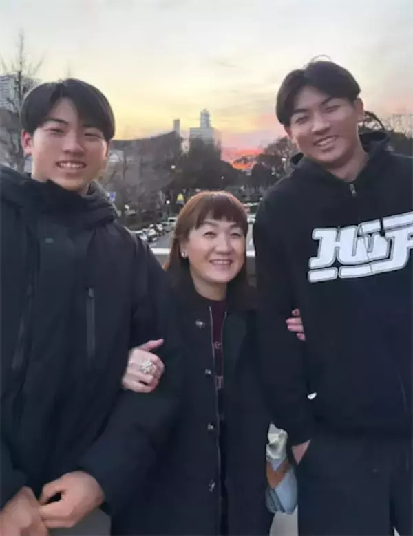 “ヤワラちゃん”谷亮子、長男&次男と腕を組む親子ショット公開「2人ともイケメンですね」