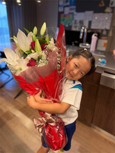 小原正子、51歳誕生日に夫･マック鈴木から"サプライズ花束"　「持ってもいい？」7歳長女も大喜び