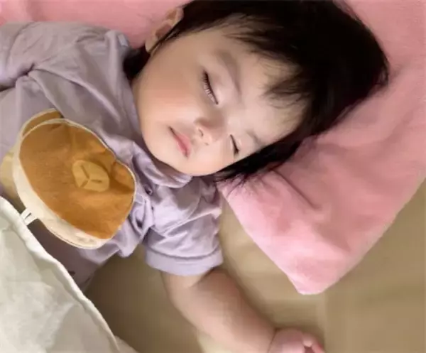 アレクサンダー、次女・グーちゃんの寝顔に幸せ実感「可愛いすぎてこまるー」