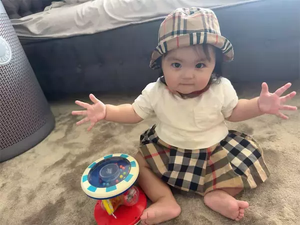 アレクサンダー、次女・グーちゃんの"すしざんまい"ポーズを激写