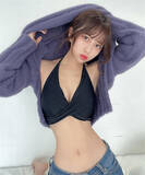 「ニットの下は...竹内星菜、黒ビキニから覗く"最強くびれ×美谷間"にファン悩殺」の画像1