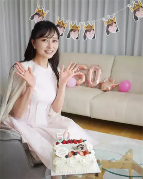 「奇跡の50歳だ」美容家・石井美保、若々しいバースデー姿に「30歳くらいにしか見えません」