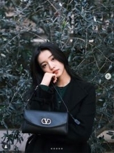 Koki,シックな黒コート姿が美しすぎる　お気に入りバッグで“お散歩ショット”公開