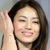 「井川遥、49歳“若作りゼロ”の美貌にSNS騒然　映画『平場の月』で再注目」の画像1