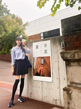 父は大物俳優・27歳モデルが、“リアルJK制服”姿を披露「美脚女子高生サイコー！」「お美しい」