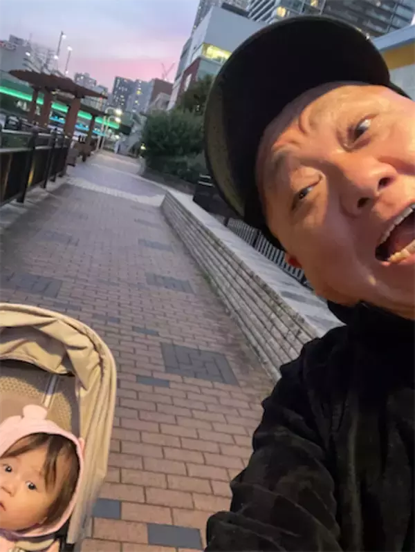 山本圭壱、１歳娘への愛が止まらない　夕焼けに染まる“にこりちゃん”が話題