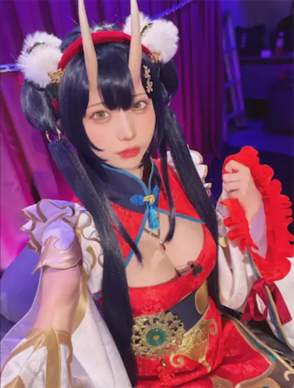 えなこ、『放置少女』9周年をお祝い！　「角の存在感が凄い」と話題の墨麟コスプレ姿を披露