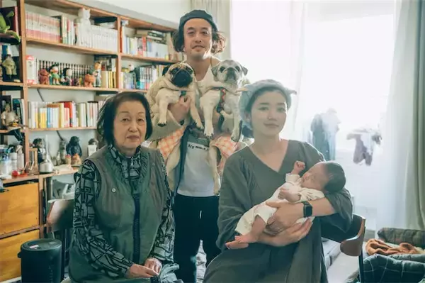 やついいちろう ‟母・妻・子”の三世代写真を公開「ベイビーがやついさんにソックリ」