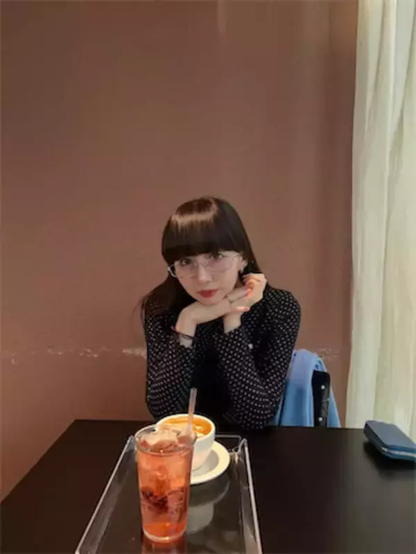 Cocomi「久しぶりのカラコン」、瞳の透明感きわ立つ“カフェタイム”ショットを公開