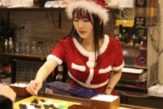 22歳“美人すぎる棋士”、サンタコス×囲碁打ちショットが大反響「めちゃ可愛い」「天使かよ」
