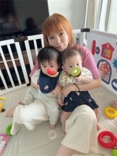 中川翔子、生後7ヶ月の双子を“タンデム抱っこ”「かなり重たくなってきたけどいつまでできるかなぁ！」