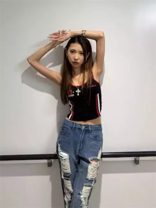 16歳JKモデル・こいろん、キャミ×デニム姿で“腹チラ”披露「スタイルバッチグー」「綺麗」