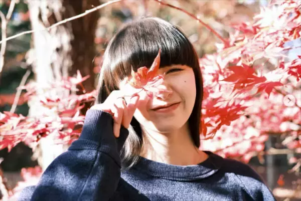 もみじの葉越しにくしゃっと笑顔…Cocomi、映るものすべてが美しい紅葉ショット公開
