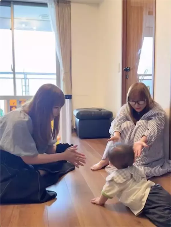 中川翔子、双子の‟ハイハイゲーム”動画に反響「桂子さんメロメロ」「しょこたんと母が似すぎ」