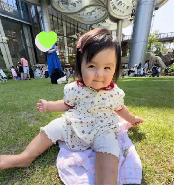 アレクサンダー、芝生でくつろぐ次女・グーちゃんの微笑みショット公開