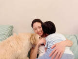 「三田友梨佳、息子＆愛犬をギュッ！ 幸せ家族ショットを公開「なんて尊い写真！！」」の画像1