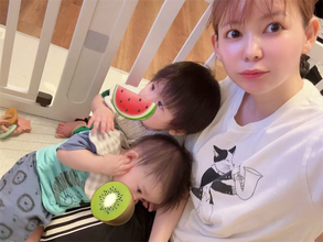 中川翔子、双子お兄ちゃんが"ママ独り占め"でニコニコ「不二家のポコちゃんにそっくり！」