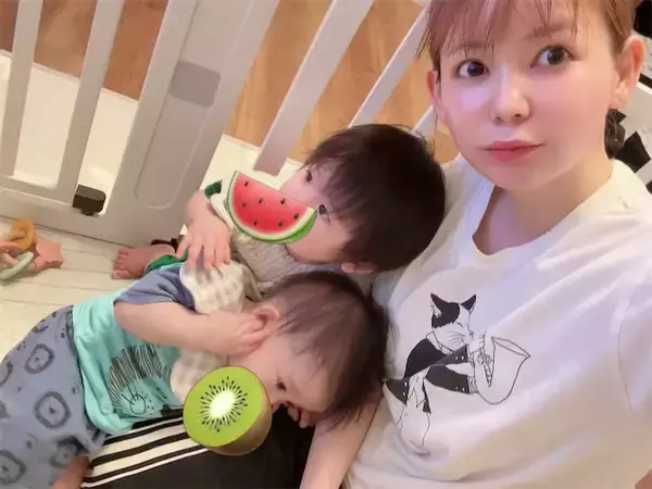 中川翔子、双子お兄ちゃんが"ママ独り占め"でニコニコ「不二家のポコちゃんにそっくり！」