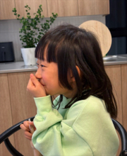 パンサー尾形の妻、7歳娘の"胸キュンキュン"顔を披露「『今日好き』始まって3分で笑」