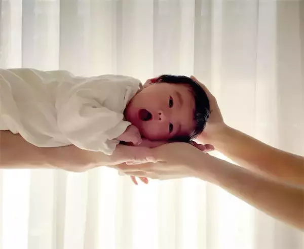 妻は元タカラジェンヌ、43歳俳優が第一子誕生を報告「目の前で起こった全てが奇跡」