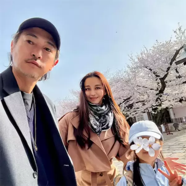 窪塚洋介の妻、夫&8歳娘とお花見満喫「今年も大切な人達と美しい桜を見ることができて幸せ」