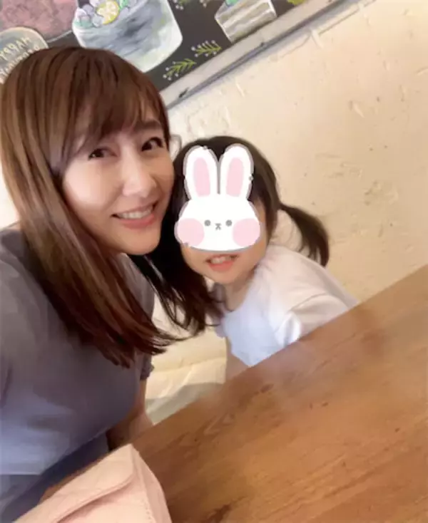安めぐみ、"どんどん成長する"2歳次女と2ショット「写真を撮る時も色んなポーズをするように」
