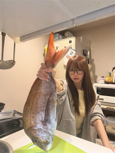 ＝LOVE 大谷映美里、大きな鯛とのツーショットが話題「まさか捌くんですか！？」