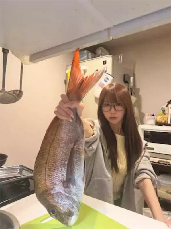 ＝LOVE 大谷映美里、大きな鯛とのツーショットが話題「まさか捌くんですか！？」