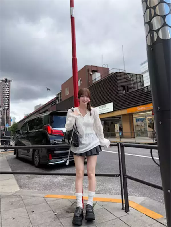『オオカミちゃん』シリーズ出演の20歳、色白美脚がスラリ！私服ショットに「足長お姉さん！」