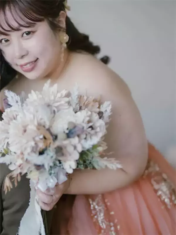 結婚発表の‟カトパン似芸人”餅田コシヒカリ、まるで「お姫様」なオレンジドレス姿を公開
