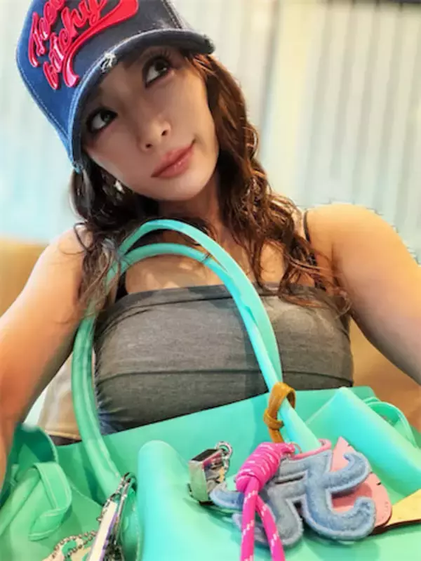 浜崎あゆみ、キャミソール＆ド派手バッグの空港ショット披露「夏らしさいっぱいなあゆが可愛い」
