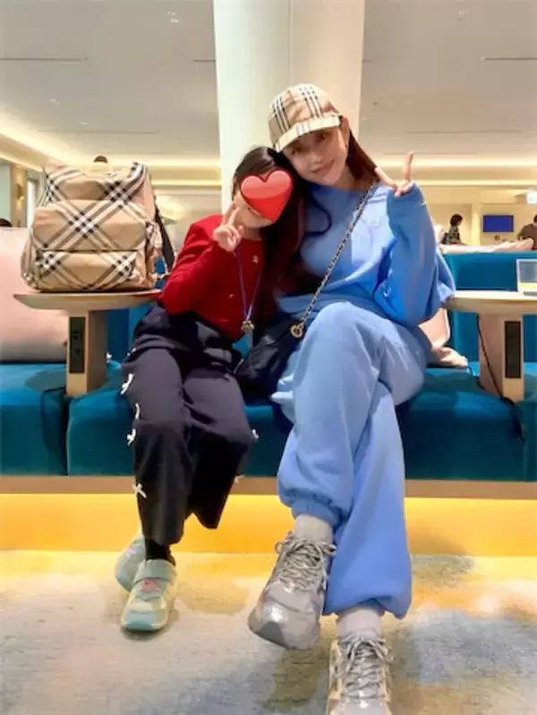 窪塚洋介の妻・PINKY、娘とのリンクコーデでタイ旅行へ　‟機内ルーティン”も公開