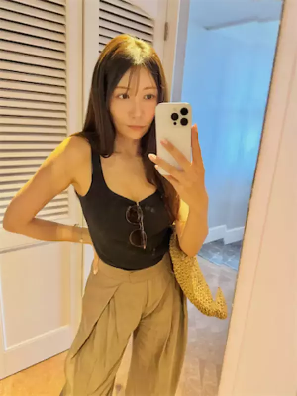 40歳"美しすぎる気象予報士"、胸元ざっくりタンクトップ姿で魅了「めっちゃお美しい」