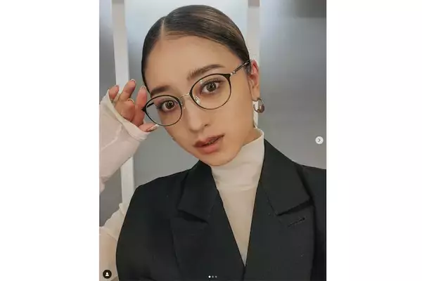 「黒縁眼鏡女子はいかがですか？」みちょぱ、普段とはギャップのある姿に変身