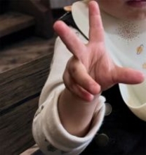 小島瑠璃子、愛息のお茶目な”チョキポーズ”に反響「あっという間に2歳になったんですね」