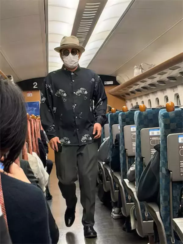 「どんな奴が自由席乗ってんだよ」エバース佐々木、相方・町田の‟衝撃の私服”にツッコミ殺到