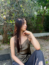 Koki, ヘルシーなキャミソール姿が美しい