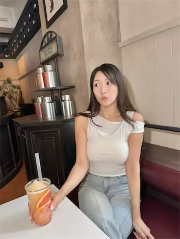 40歳"美しすぎる気象予報士"、肩出し軽やか私服ショットを公開「何気にセクシー」「素敵」