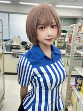 毎日会いに行きたくなる？ 篠崎こころ、ボディラインあらわなコンビニ店員コスプレを披露