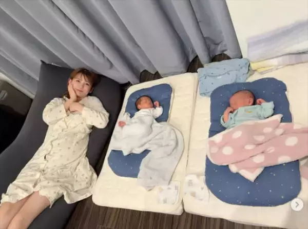「親子三人 川の字がしあわせ」中川翔子、“既にイケメン”な双子との寝姿披露