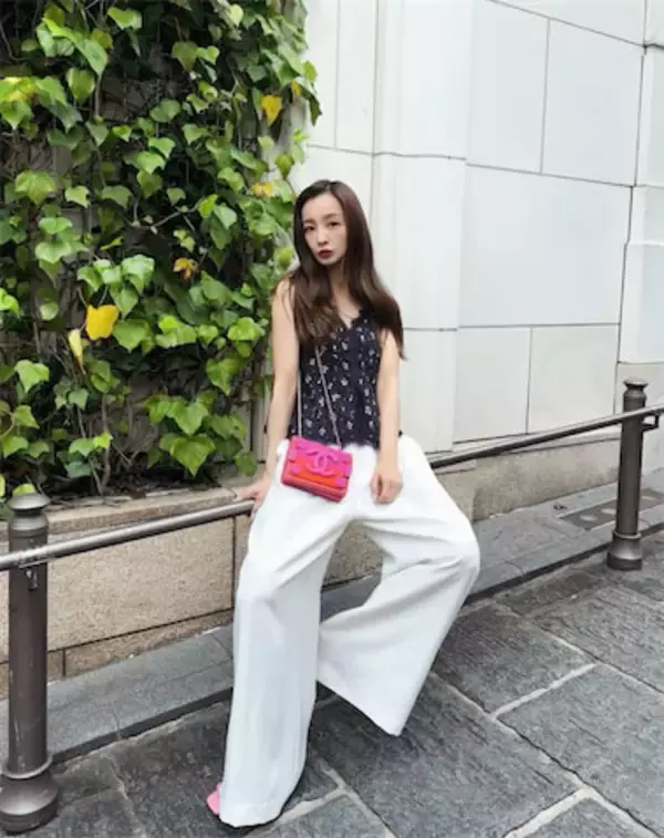 板野友美、すらり脚長シルエットの花柄コーデに反響「かわいさの進化が止まらない」
